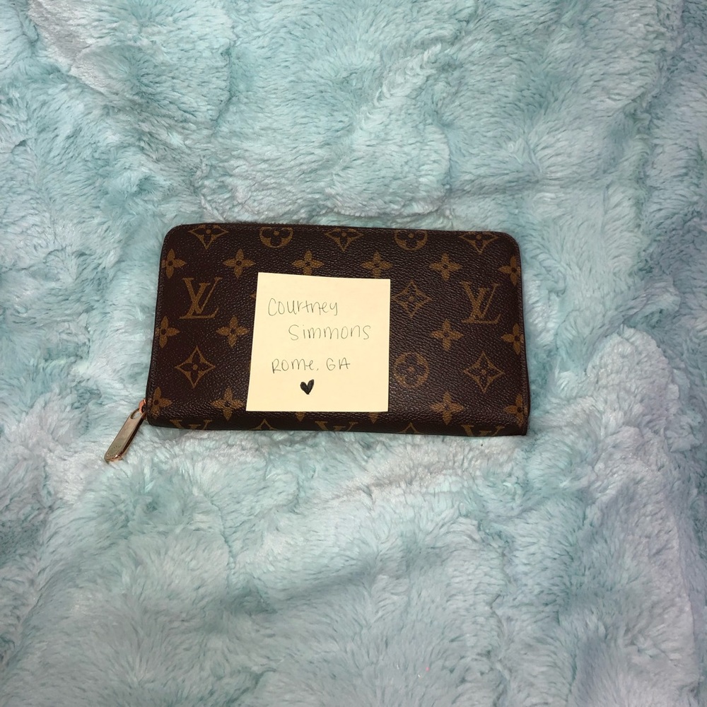 SOLD!! Louis Vuitton Zippy Organizer Wallet